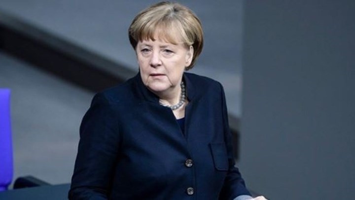 Η Μέρκελ τάσσεται υπέρ της προμήθειας όπλων στην Ανγκόλα