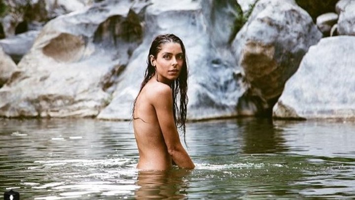 Στα γαλάζια νερά της λίμνης σαν πρωτόπλαστη Εύα η Μυριέλλα Κουρεντή – ΦΩΤΟ