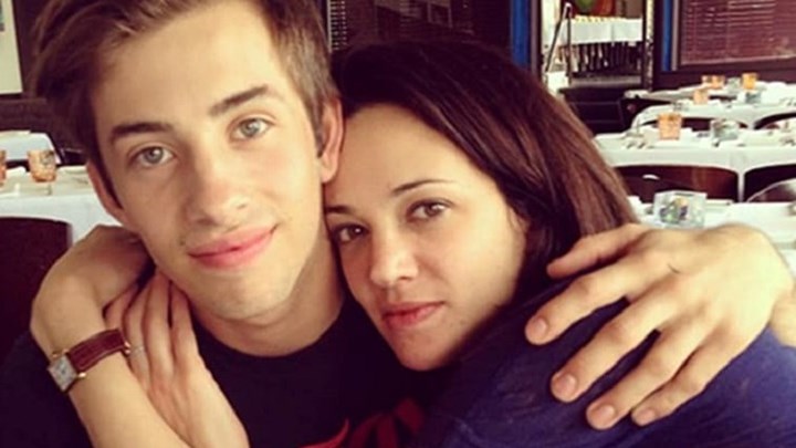 Τα sms και οι φωτό που “καίνε” την Αρτζέντο – Γυμνή στο κρεβάτι με τον 17χρονο