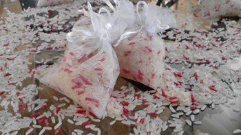 “Έλουσαν” τον γαμπρό με… 200 κιλά ρύζι – Δείτε την αντίδρασή του – ΦΩΤΟ- ΒΙΝΤΕΟ