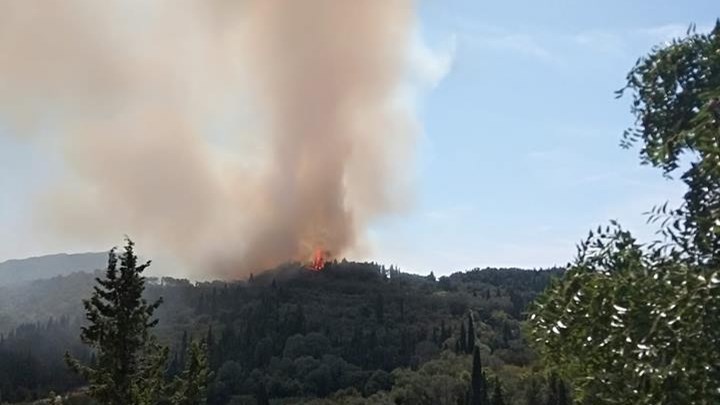 Φωτιά στην Κέρκυρα – Εκκενώθηκε το χωριό Ραχτάδες