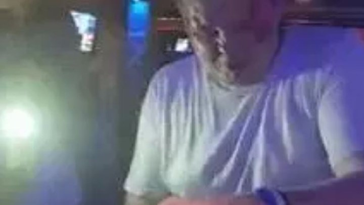 Τουρίστας στη Ζάκυνθο ήπιε 30 σφηνάκια σαμπούκα σε 59 δευτερόλεπτα – ΒΙΝΤΕΟ