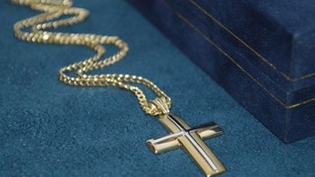 Γυναίκα στην Λάρισα έκλεψε χρυσό σταυρό από ηλικιωμένη έξω από εκκλησία