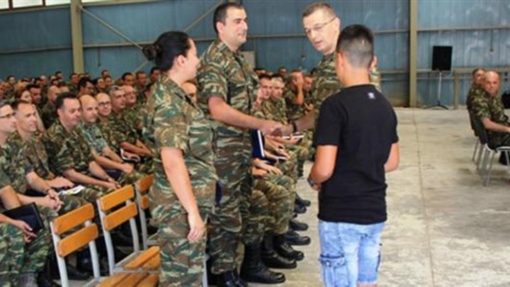 Ο Αρχηγός ΓΕΣ βράβευσε 14χρονο που έσωσε τη ζωή ηλικιωμένου