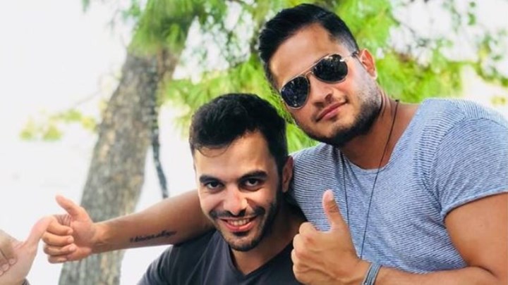 Έκαναν τατουάζ το “Κίνημα Αλλαγής” ο Μανώλης Χριστοδουλάκης και ο Σπύρος Καρανικόλας – ΦΩΤΟ