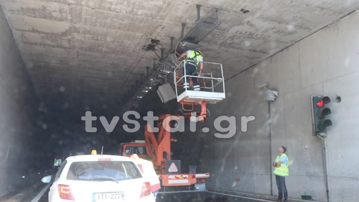 Φορτηγό ξήλωσε τα φώτα σήραγγας στα Καμένα Βούρλα – Έκλεισε για δύο ώρες η Εθνική Οδός – ΦΩΤΟ