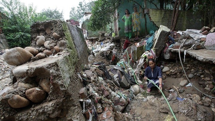 Συναγερμός στην Ινδία για την εμφάνιση φιδιών στις πληγείσες από τις πλημμύρες περιοχές