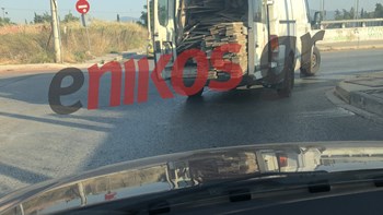 Ασυνείδητος οδηγός φορτηγού μεταφέρει ξύλα χωρίς κανένα μέτρο ασφαλείας – ΦΩΤΟ αναγνώστη