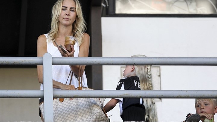 Η εντυπωσιακή Νίνα Βέρνμπλουμ στις εξέδρες της Τούμπας – ΦΩΤΟ