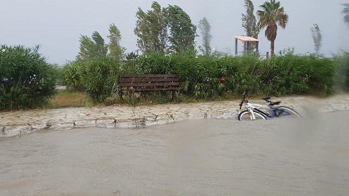 Πλημμύρισαν δρόμοι από την καταρρακτώδη βροχή στην Κέρκυρα