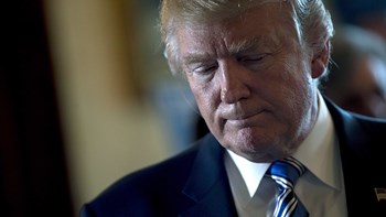 Ο Τραμπ εκφράζει τα «πιο βαθιά του συλλυπητήρια» στην οικογένεια του γερουσιαστή Τζον Μακέιν