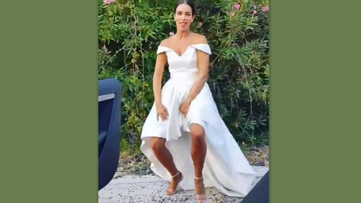 Η Κατερίνα Στικούδη κάνει “kiki challenge” με το… νυφικό της – ΒΙΝΤΕΟ
