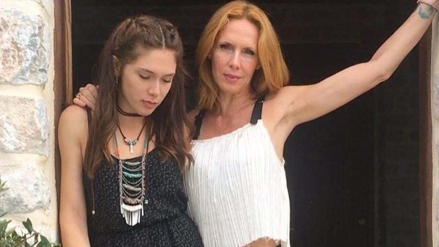 Η 19χρονη κόρη της Εβελίνας Παπούλια ποζάρει ξανά με το μπικίνι της και εντυπωσιάζει – ΦΩΤΟ