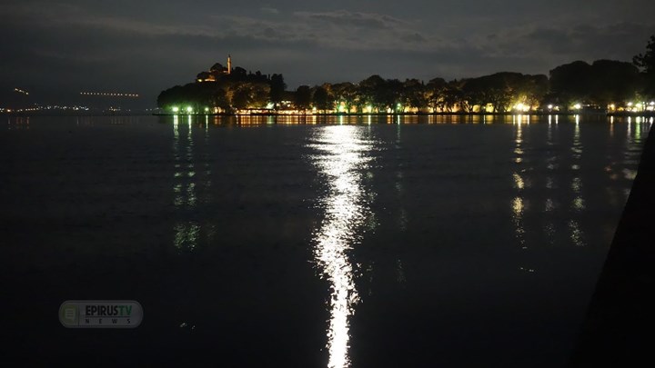 Μαγική η αυγουστιάτικη πανσέληνος στα Ιωάννινα – ΦΩΤΟ