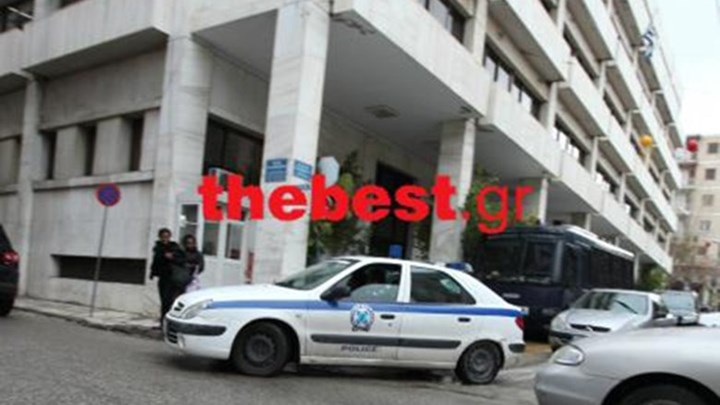 Συναγερμός στην Πάτρα: Άνδρας απειλεί να πέσει στο κενό