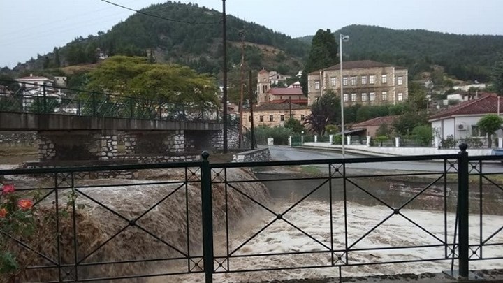 Εντυπωσιακές εικόνες από το φουσκωμένο ποτάμι στην Τσαριτσάνη – ΦΩΤΟ – ΒΙΝΤΕΟ