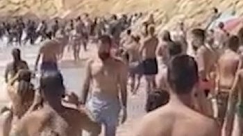 Η απόλυτη αντίθεση – Τουρίστες απολαμβάνουν τις χλιδάτες διακοπές τους, ενώ μετανάστες φτάνουν εξουθενωμένοι στη νέα τους… πατρίδα – ΒΙΝΤΕΟ