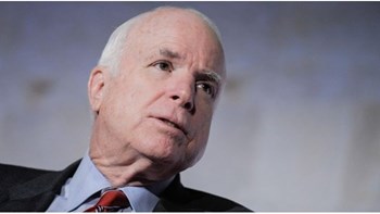 Δεν θα παραστεί στην κηδεία του Μακέιν ο Ντόναλντ Τραμπ