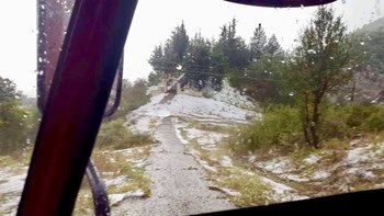 Σφοδρή χαλαζόπτωση στην Κόνιτσα – Άσπρισαν οι αυλές, ποτάμια οι δρόμοι – ΦΩΤΟ – ΒΙΝΤΕΟ