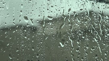 Με βροχές και καταιγίδες ο καιρός σήμερα – Πού θα είναι έντονα τα φαινόμενα