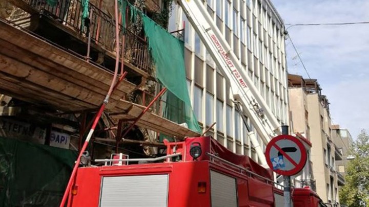Υπό έλεγχο η φωτιά στο κτίριο στο κέντρο της Αθήνας