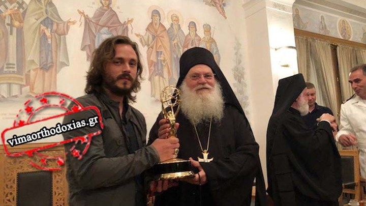 Στο Άγιο Όρος σταρ του Χόλιγουντ – Χάρισε το βραβείο ΕΜΜΥ στη Μονή Βατοπεδίου – ΒΙΝΤΕΟ – ΦΩΤΟ