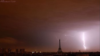 Κεραυνοί “χτυπούν” τον Πύργο του Άιφελ – Εντυπωσιακές εικόνες – ΒΙΝΤΕΟ – ΦΩΤΟ