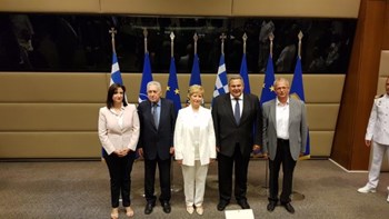 Το όπλο που έκανε δώρο στον Κουβέλη ο Καμμένος – ΦΩΤΟ