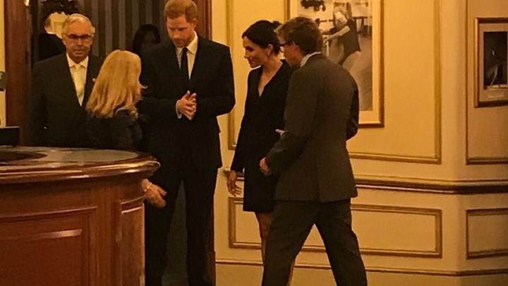 Η Μέγκαν Μαρκλ αγνόησε το πρωτόκολλο και τη… βασίλισσα Ελισάβετ – Εμφανίστηκε με μίνι σε φιλανθρωπική εκδήλωση – ΦΩΤΟ