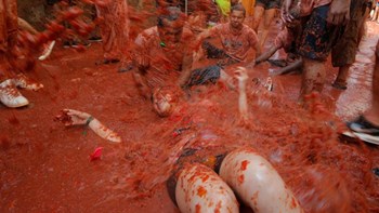 Εκσφενδόνισαν 145 τόνους τομάτας στο ετήσιο φεστιβάλ στη Βαλένθια – ΒΙΝΤΕΟ