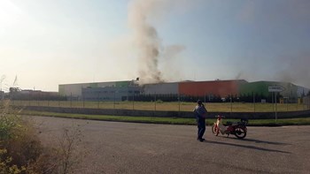 Κατασβέστηκε άμεσα η φωτιά στη μονάδα ανακύκλωσης μπαταριών