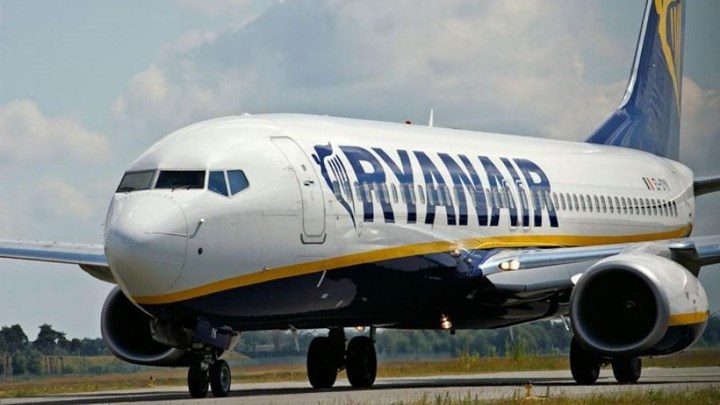 Ένωση καταναλωτών προσφεύγει κατά Ryanair για τη χρέωση της χειραποσκευής