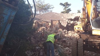 Ξεκίνησαν οι πρώτες κατεδαφίσεις αυθαιρέτων στην Αττική – ΦΩΤΟ