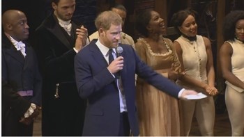 Ο πρίγκιπας Χάρι τραγούδησε σε μιούζικαλ και ξεσήκωσε το κοινό – ΒΙΝΤΕΟ