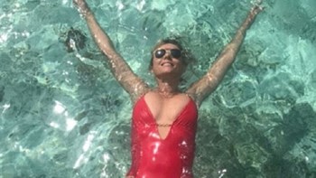 Κόκκινη “κόλαση” η Ελίζαμπεθ Χάρλεϊ – ΦΩΤΟ