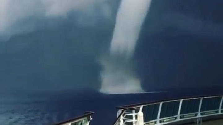 Εντυπωσιακό θέαμα στη Σαντορίνη – Τεράστιος υδροστρόβιλος σχηματίστηκε στη θάλασσα – ΒΙΝΤΕΟ