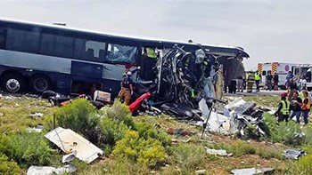 Φονική σύγκρουση λεωφορείου με φορτηγό – ΦΩΤΟ – ΒΙΝΤΕΟ