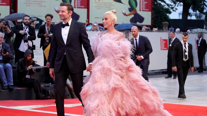 Εντυπωσίασαν Μπράντλεϊ Κούπερ και Lady Gaga στο Φεστιβάλ Βενετίας – ΒΙΝΤΕΟ