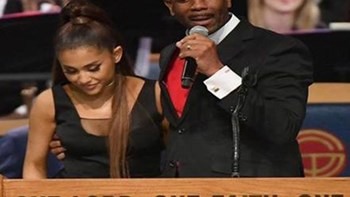 Σάλος με τη χειρονομία του ιερέα της κηδείας της Αρίθα Φράνκλιν στην Αριάνα Γκράντε – ΒΙΝΤΕΟ