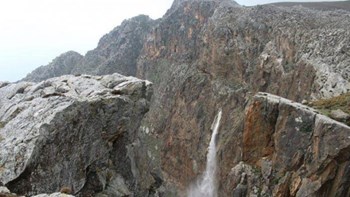 Συναγερμός στην Κρήτη για την πτώση νεαρής γυναίκας σε φαράγγι
