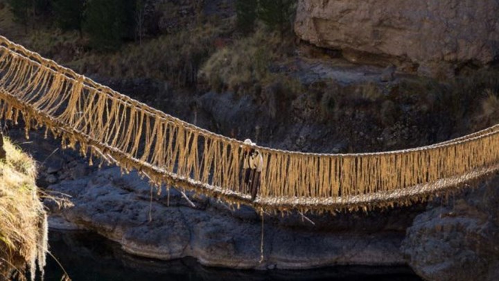 Μια γέφυρα που κατασκευάζεται κάθε χρόνο από γρασίδι – ΦΩΤΟ