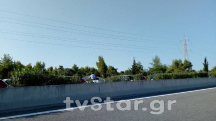 Ουρές χιλιομέτρων στην Αθηνών-Λαμίας – Εκτροπή νταλίκας στο ύψος του Κάστρου – ΦΩΤΟ