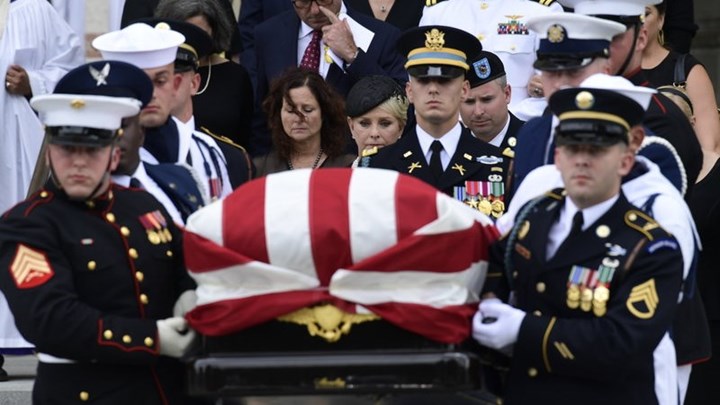 Ο Μακέιν ξεκίνησε το ταξίδι για την τελευταία του κατοικία