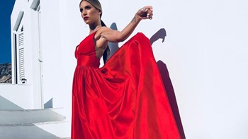 Η Αθηνά Οικονομάκου “πετάει” σε παραλία της Σίφνου με φόντο το ηλιοβασίλεμα – ΒΙΝΤΕΟ