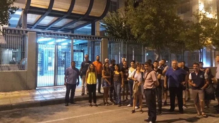 Συλλήψεις μελών του για αφισοκόλληση καταγγέλλει το ΚΚΕ – ΦΩΤΟ