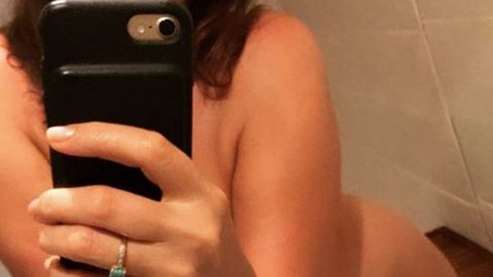 Γνωστή παρουσιάστρια πoζάρει μόνο με το… καπέλο της – ΦΩΤΟ