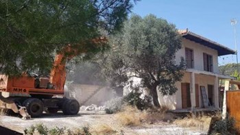 Συνεχίστηκαν την Δευτέρα οι κατεδαφίσεις αυθαιρέτων στο Γραμματικό