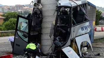 Τραγωδία στην Ισπανία – Τουλάχιστον πέντε νεκροί σε τροχαίο  – Λεωφορείο σφηνώθηκε σε υποστύλωμα γέφυρας – ΦΩΤΟ – ΒΙΝΤΕΟ