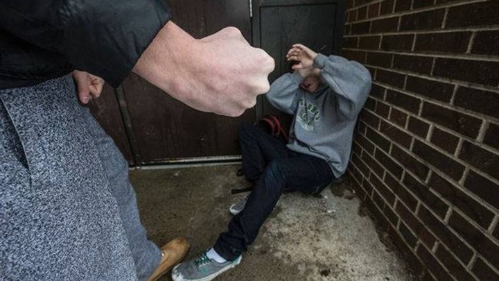 Σοκ στη Λάρισα: Παρίσταναν τους αστυνομικούς και χτύπησαν 15χρονο με σιδερογροθιά – ΒΙΝΤΕΟ