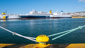 Δεμένα και σήμερα τα πλοία στα λιμάνια – Διεθνή ΜΜΕ: Χιλιάδες τουρίστες εγκλωβισμένοι στα νησιά λόγω της απεργίας